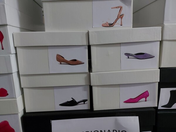 77#8119 Campionario capi d'abbigliamento e scarpe in vendita - foto 6