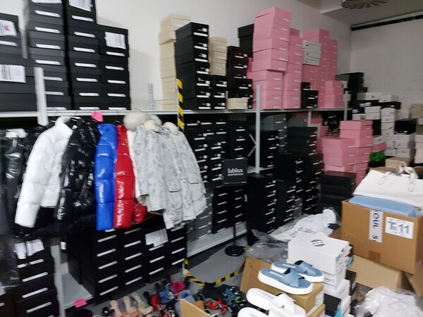 77#8119 Campionario capi d'abbigliamento e scarpe in vendita - foto 7