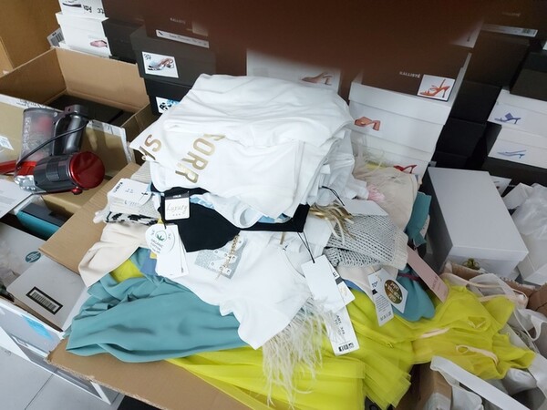 77#8119 Campionario capi d'abbigliamento e scarpe in vendita - foto 8