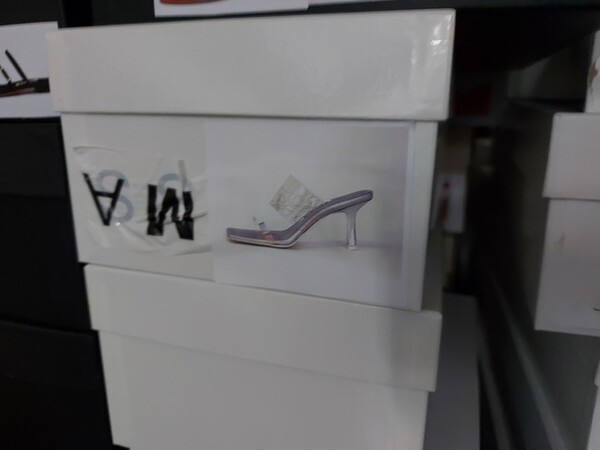 77#8119 Campionario capi d'abbigliamento e scarpe in vendita - foto 11