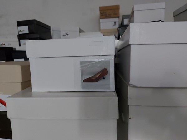77#8119 Campionario capi d'abbigliamento e scarpe in vendita - foto 15