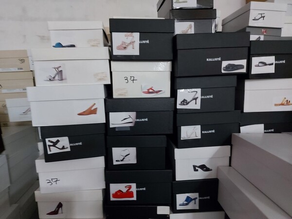 77#8119 Campionario capi d'abbigliamento e scarpe in vendita - foto 18