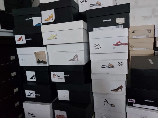 77#8119 Campionario capi d'abbigliamento e scarpe in vendita - foto 19