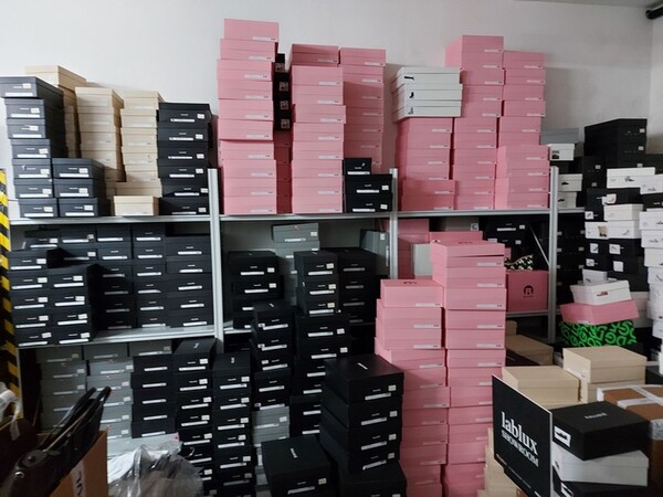 77#8119 Campionario capi d'abbigliamento e scarpe in vendita - foto 20