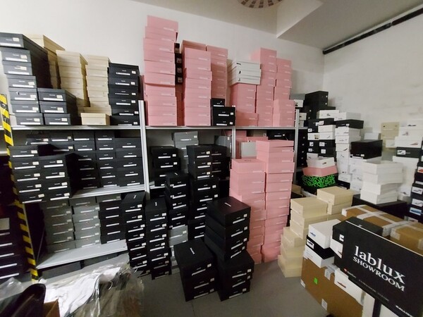 77#8119 Campionario capi d'abbigliamento e scarpe in vendita - foto 21