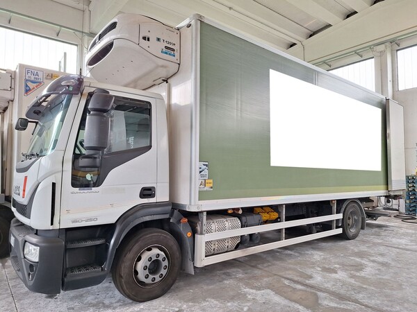 12#8242 Iveco Eurocargo 160-250 isotermico con gruppo frigo in vendita - foto 2