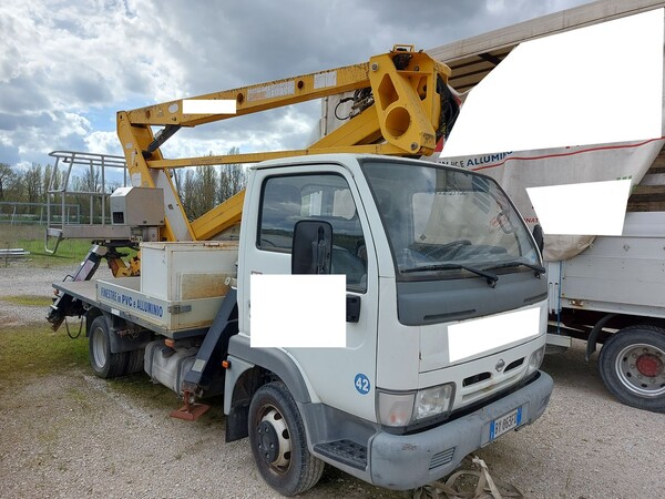 15#8245 Autocarro Nissan con gru e cestello in vendita - foto 1
