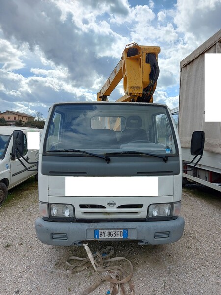 15#8245 Autocarro Nissan con gru e cestello in vendita - foto 2