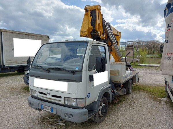 15#8245 Autocarro Nissan con gru e cestello in vendita - foto 3