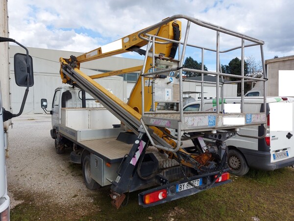 15#8245 Autocarro Nissan con gru e cestello in vendita - foto 5