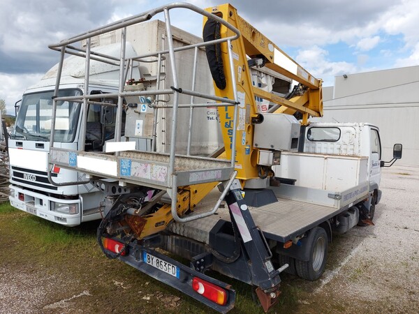 15#8245 Autocarro Nissan con gru e cestello in vendita - foto 6