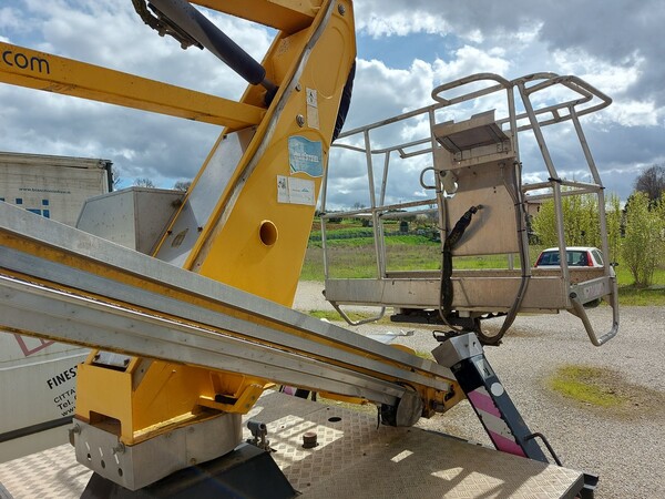 15#8245 Autocarro Nissan con gru e cestello in vendita - foto 7