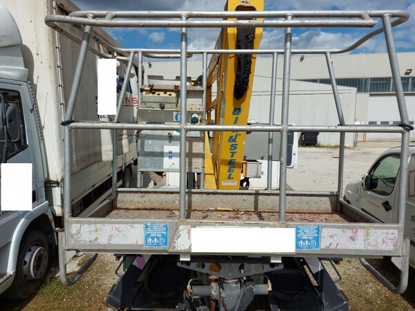 15#8245 Autocarro Nissan con gru e cestello in vendita - foto 8