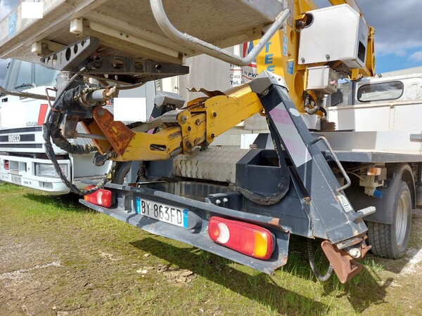 15#8245 Autocarro Nissan con gru e cestello in vendita - foto 9