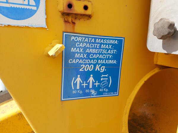 15#8245 Autocarro Nissan con gru e cestello in vendita - foto 10