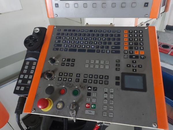 1#8288 Centro di lavoro Mikron e accessori vari in vendita - foto 3