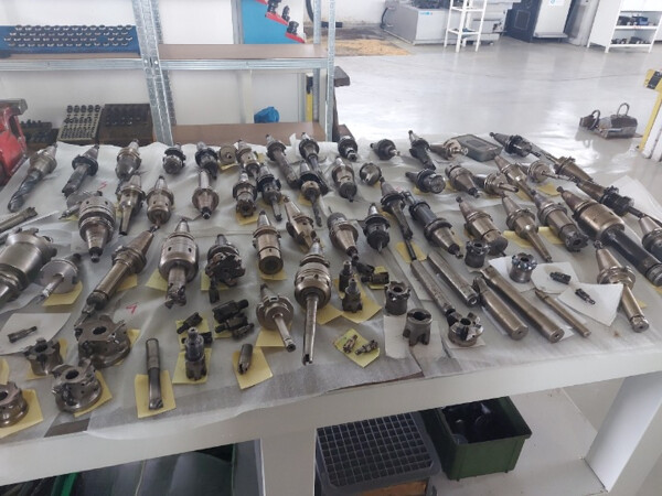 1#8288 Centro di lavoro Mikron e accessori vari in vendita - foto 14