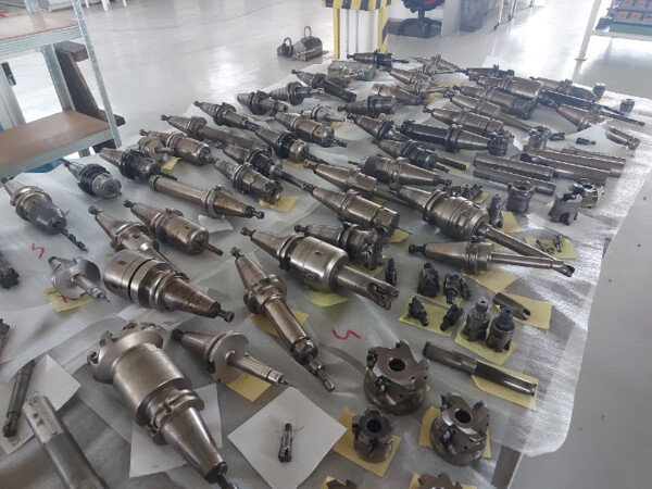 1#8288 Centro di lavoro Mikron e accessori vari in vendita - foto 15
