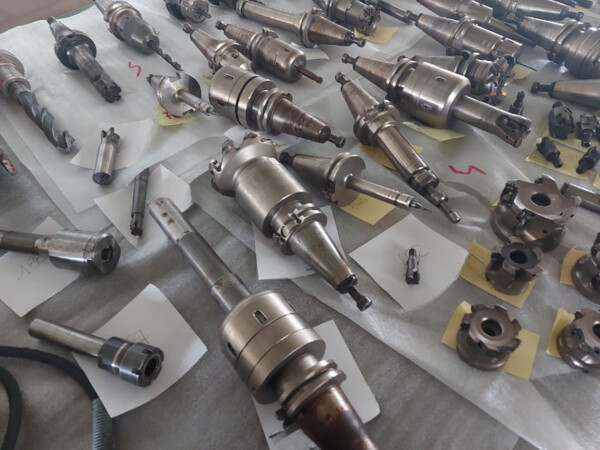 1#8288 Centro di lavoro Mikron e accessori vari in vendita - foto 16