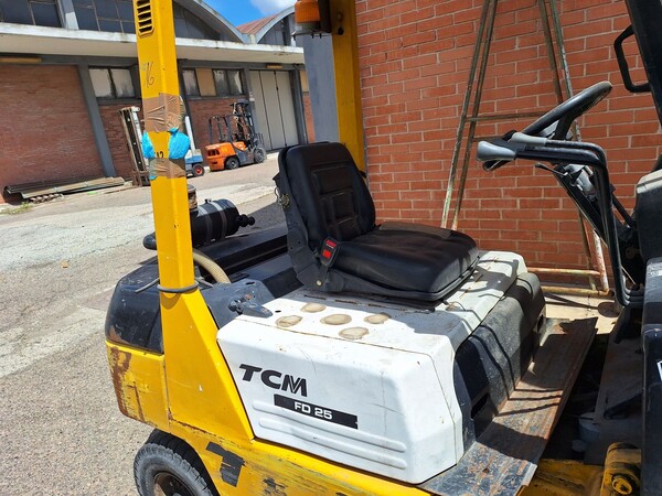 16#8350 CARRELLO ELEVATORE TCM FD 25 in vendita - foto 8
