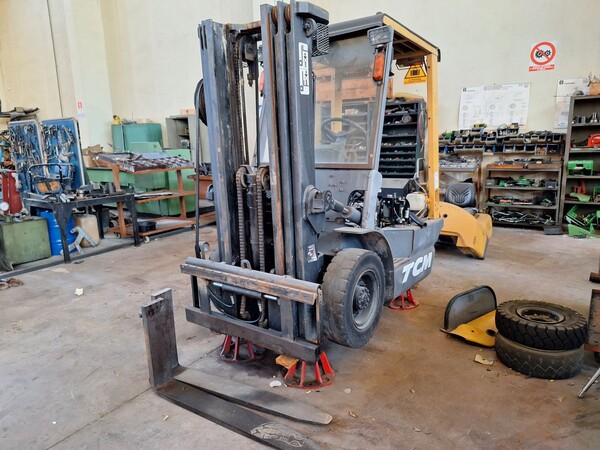 7#8350 CARRELLO ELEVATORE TCM FD 25 in vendita - foto 2