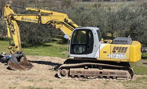 1#8365 Escavatore cingolato New Holland E245 in vendita - foto 1