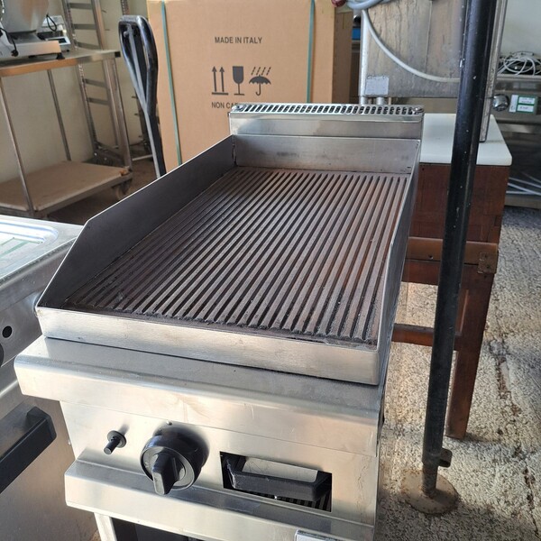 9#8391 Frytop a gas rigato in vendita - foto 2