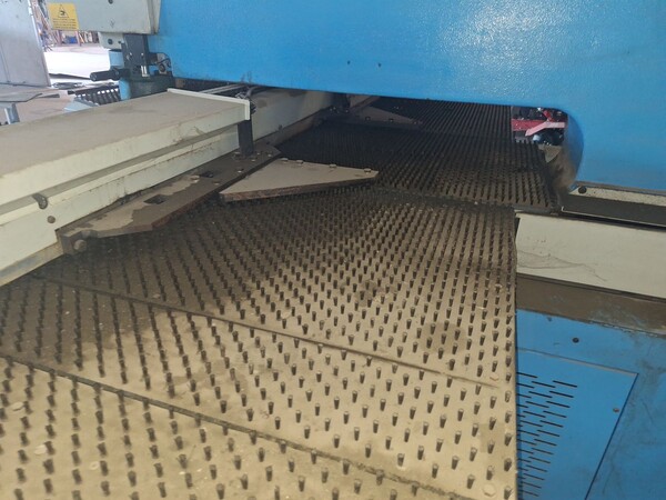 15#8413 Punzonatrice 1000x40 Ton. Mutitool in vendita - foto 6