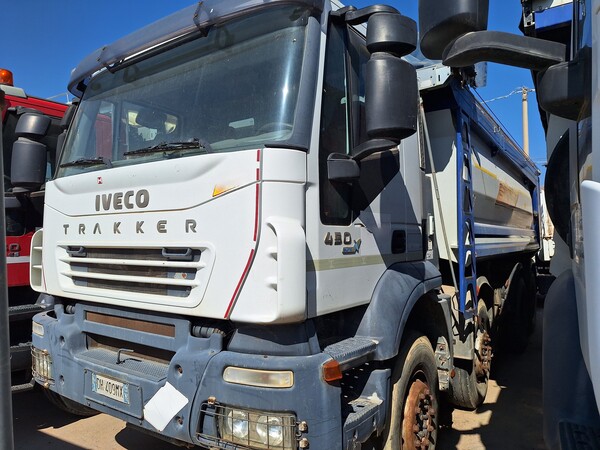 2#8423 Autocarro ribaltabile Iveco Trakker 450 in vendita - foto 1
