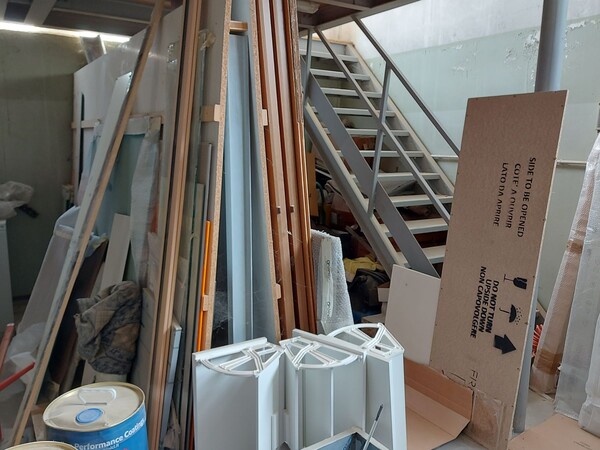 6#8426 Banchi da lavoro con accessori e ricambi per mobili in vendita - foto 2