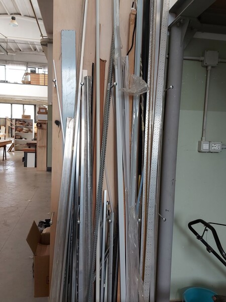 6#8426 Banchi da lavoro con accessori e ricambi per mobili in vendita - foto 4