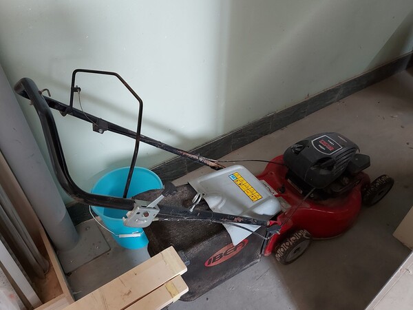 6#8426 Banchi da lavoro con accessori e ricambi per mobili in vendita - foto 6