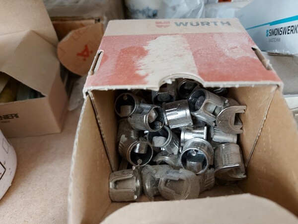 6#8426 Banchi da lavoro con accessori e ricambi per mobili in vendita - foto 13