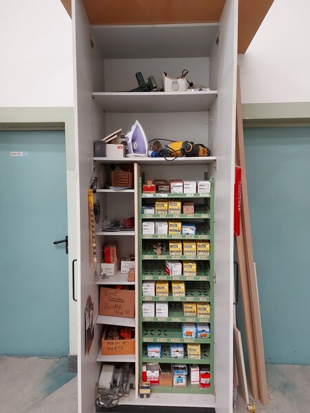 6#8426 Banchi da lavoro con accessori e ricambi per mobili in vendita - foto 14