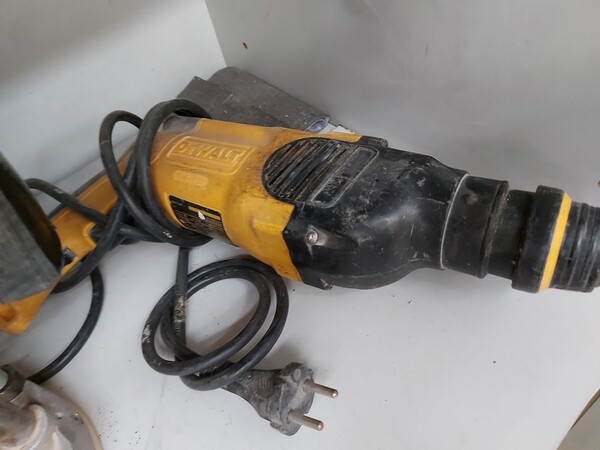 6#8426 Banchi da lavoro con accessori e ricambi per mobili in vendita - foto 18
