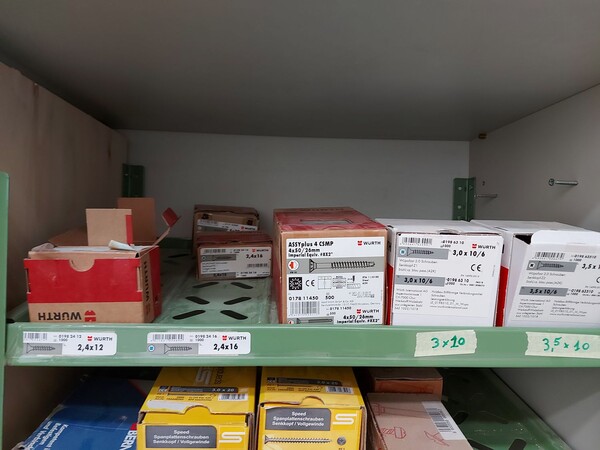 6#8426 Banchi da lavoro con accessori e ricambi per mobili in vendita - foto 19