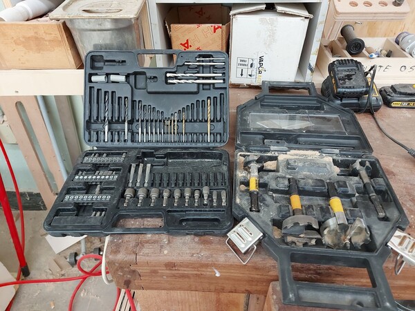 6#8426 Banchi da lavoro con accessori e ricambi per mobili in vendita - foto 26