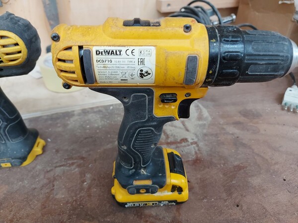 6#8426 Banchi da lavoro con accessori e ricambi per mobili in vendita - foto 28