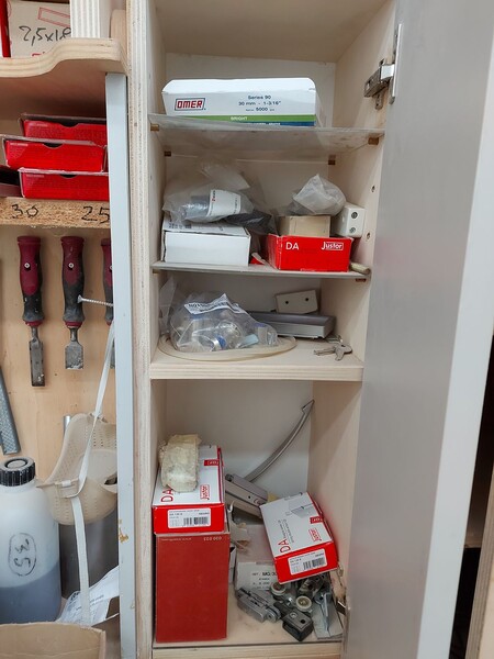 6#8426 Banchi da lavoro con accessori e ricambi per mobili in vendita - foto 35