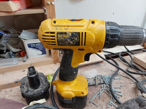 6#8426 Banchi da lavoro con accessori e ricambi per mobili in vendita - foto 39