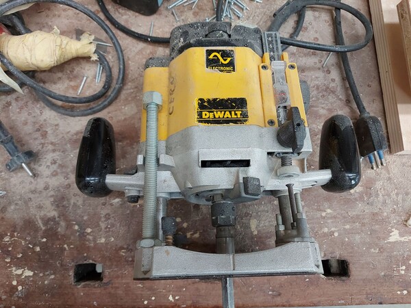 6#8426 Banchi da lavoro con accessori e ricambi per mobili in vendita - foto 41