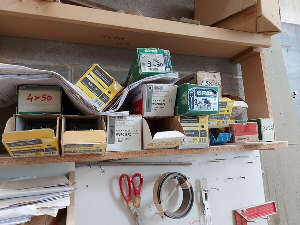 6#8426 Banchi da lavoro con accessori e ricambi per mobili in vendita - foto 42