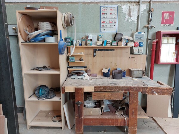 6#8426 Banchi da lavoro con accessori e ricambi per mobili in vendita - foto 45
