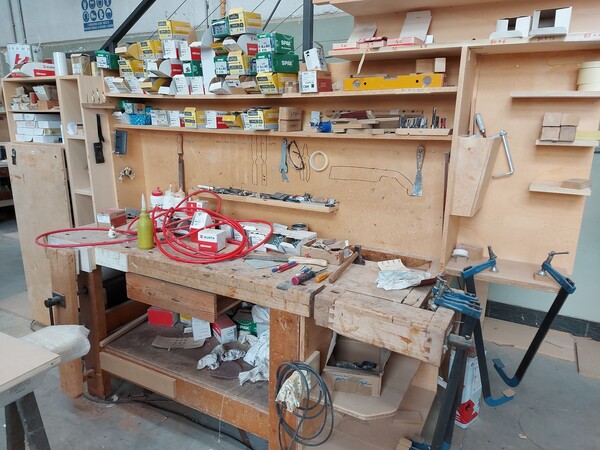 6#8426 Banchi da lavoro con accessori e ricambi per mobili in vendita - foto 48
