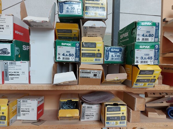 6#8426 Banchi da lavoro con accessori e ricambi per mobili in vendita - foto 49