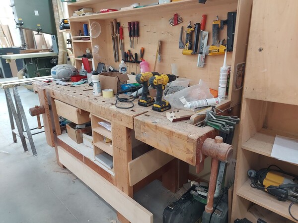 6#8426 Banchi da lavoro con accessori e ricambi per mobili in vendita - foto 53