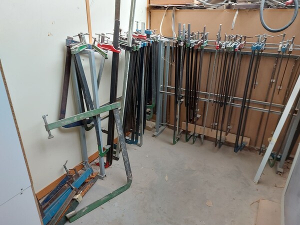 6#8426 Banchi da lavoro con accessori e ricambi per mobili in vendita - foto 56