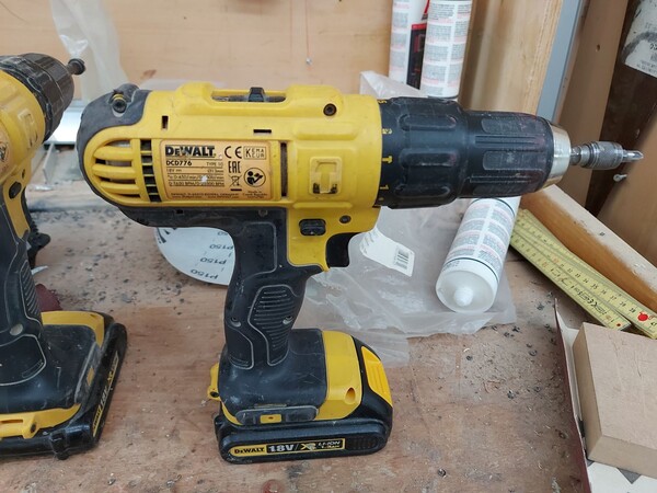 6#8426 Banchi da lavoro con accessori e ricambi per mobili in vendita - foto 59