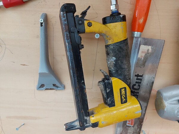 6#8426 Banchi da lavoro con accessori e ricambi per mobili in vendita - foto 60