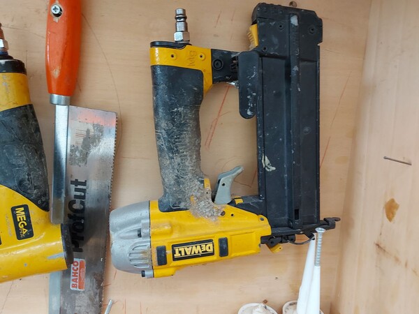 6#8426 Banchi da lavoro con accessori e ricambi per mobili in vendita - foto 61